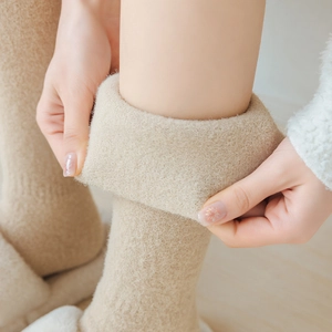 Nahaufnahme dicker Thermo-Wadenstrümpfe in Beiger mit weichem Fleece-Futter und Umschlag