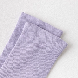 Detail der helllila Strick-Sockenmanschette mit feinem Flachstich und elastischer Struktur