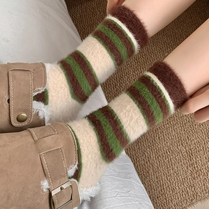 Texture détaillée de chaussettes en peluche rayées marron et vert pour la chaleur