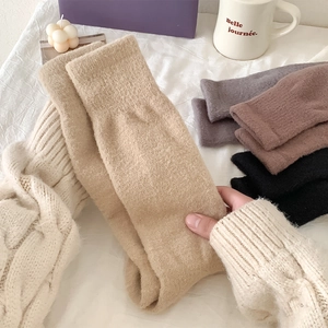 Detail von warmen Kniestrümpfen in neutralen Tönen mit dicker Wollmischung und Rippbündchen
