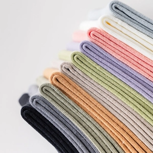Nahaufnahme bunter Baumwollsocken mit Rippenstruktur und weichen Pastelltönen im Detail