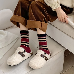 Pantoufles en fausse fourrure beige avec bride en cuir et boucle pour l'hiver