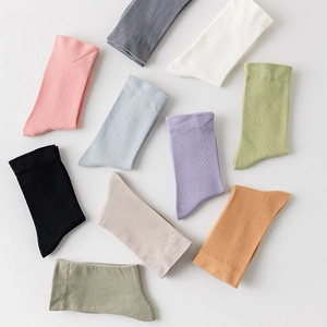 Flache Darstellung von weichen Strickstulpen in 10 Morandi-Farben wie Hellblau und Gelb