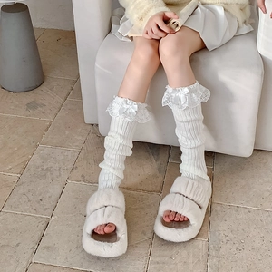 Weiße Lolita-Beinstulpen mit Spitze und Schleife kombiniert mit flauschigen Hausschuhen