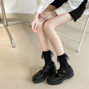 Chaussettes noires style Lolita japonaise à dentelle avec chaussures Mary Jane plateforme