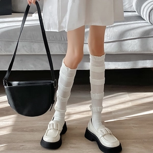 Détail de chaussettes à bulles en dentelle blanche avec des mocassins à plateforme
