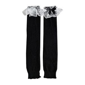 Japanische Lolita Beinstulpen in Schwarz mit weißer Spitze und Satin-Schleifen-Detail