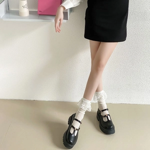 Détail de chaussures Mary Jane à plateforme avec des chaussettes blanches à dentelle