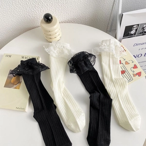 Chaussettes Lolita en coton avec bordure en dentelle multicouche en noir et blanc, vue à plat