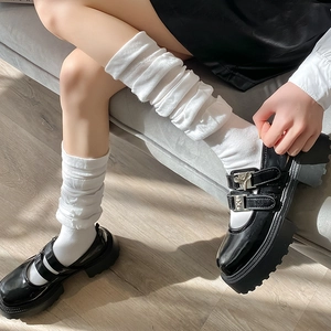 Détail de chaussettes blanches côtelées avec chaussures Mary Jane à plateforme noire