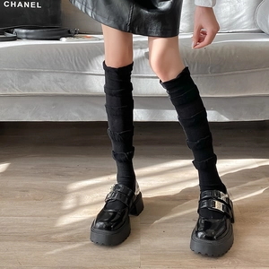 Détail de Mary Janes à plateforme noire avec chaussettes à froufrous multicouches
