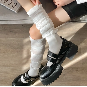 Détails de chaussettes blanches à volants portées avec des chaussures Mary Jane style JK