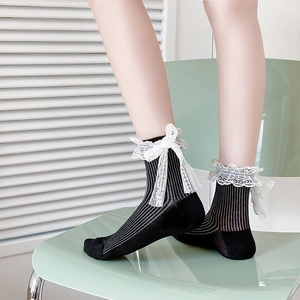 Chaussettes hautes Lolita noires avec bordure en dentelle blanche et nœuds en ruban