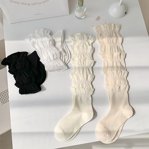 Détails de la texture dentelle des jambières japonaises en blanc et noir élégant