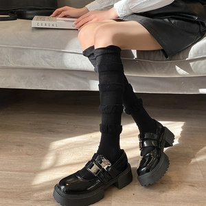 Détail de chaussettes à froufrous avec chaussures Mary Jane noires à plateforme