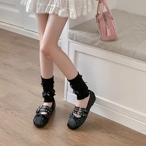 Détail de ballerines Mary Jane noires à doubles brides avec un joli petit nœud