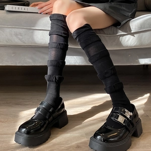 Chaussettes bouffantes noires à volants de style japonais avec chaussures Mary Jane noires
