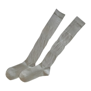 Chaussettes montantes gris clair pour femmes avec texture en maille côtelée verticale