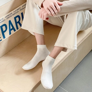 White ribbed cotton ankle socks with arch support for men's casual athletic wear