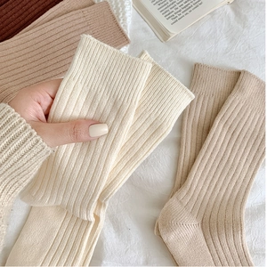 Detaillierte Strickstruktur und vertikale Rippung dicker Thermo-Socken in Erdtönen