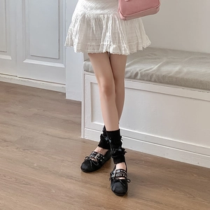 Détails de chaussures Mary Jane noires avec nœuds, volants et boucles métalliques