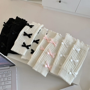 Détails de jambières Lolita en tricot avec nœuds en noir, blanc et rose tendre