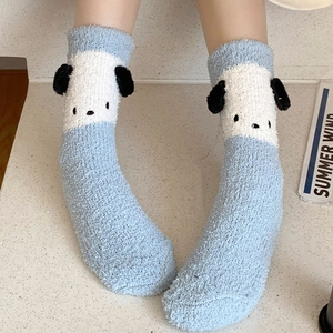 Gros plan de chaussettes en polaire corail bleu avec oreilles 3D et motif chien