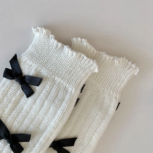 Détails des jambières en tricot blanc avec volants et nœuds en satin noir style Lolita