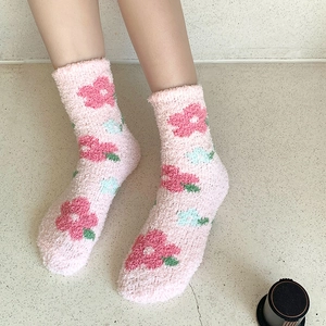 Calze in pile di corallo rosa con motivi floreali per un caldo inverno in casa