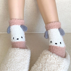 Gros plan de chaussettes en polaire corail avec oreilles 3D et broderie mignonne