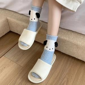 Détail de la texture en polaire corail bleue avec oreilles 3D et broderie de panda