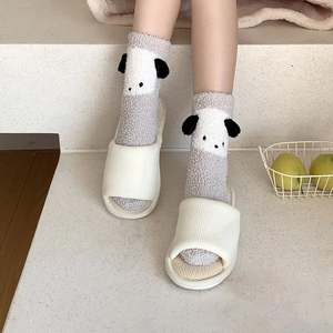 Gros plan de chaussettes en polaire corail avec oreilles de chien et pantoufles gaufrées
