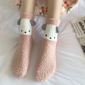 Détail de chaussettes en molleton corail rose avec oreilles 3D et visages de chiens