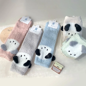 Détail de chaussettes épaisses en polaire corail avec oreilles 3D et tons pastels