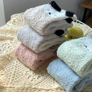 Détail de la texture des chaussettes épaisses en polaire corail avec oreilles 3D mignonnes
