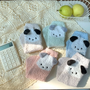Chaussettes en polaire corail colorées avec oreilles d'animaux sur dentelle blanche