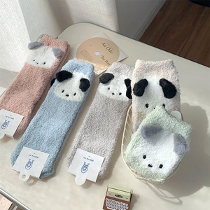 Détail des chaussettes en polaire corail avec oreilles d'ours 3D et broderie douce