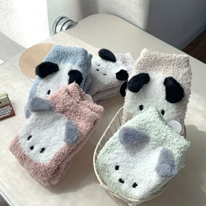 Détail de chaussettes épaisses en molleton corail avec oreilles 3D en couleurs pastel