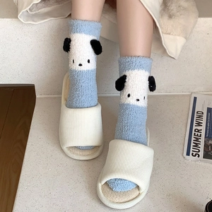 Détail de chaussettes en polaire corail bleu avec oreilles 3D et pois mignons