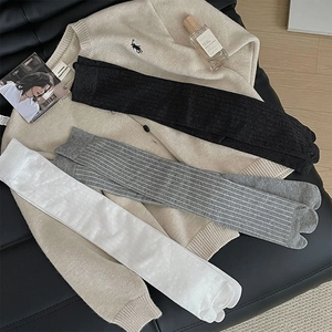 Details der Stricktextur von gerippten Tabi-Socken in Schwarz, Weiß und Grau