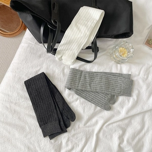 Detailierte Stricktextur japanischer Tabi-Kniestrümpfe in Weiß und Grautönen