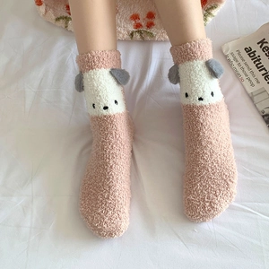 Détail de chaussettes en polaire corail avec oreilles 3D et broderie animale