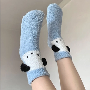 Détail de chaussettes en molleton corail bleu clair avec oreilles 3D et texture hiver