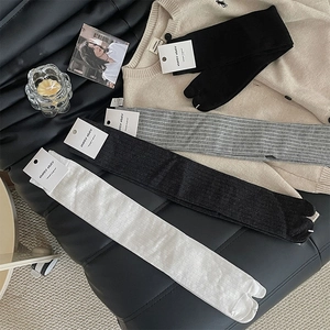 Detail von gerippten Tabi-Socken in vier Farben mit hochwertiger Baumwollstruktur