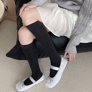Japanische schwarze Tabi-Socken mit Rippenmuster und Mary Jane Schuhen mit Schleife
