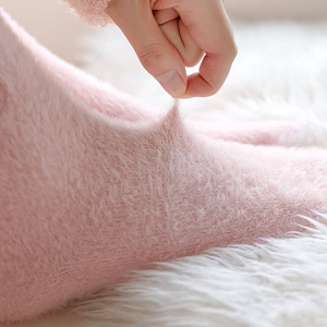 Dettaglio calzini in pelliccia di visone rosa che mostra texture morbida e non pelosa
