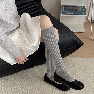 Japanische minimalistische grau-weiße Kniestrümpfe mit Zehentrennung für Damen