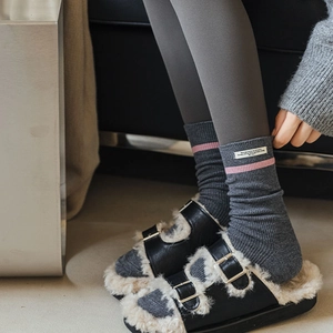 Dettaglio di calze grigie con striscia rosa e etichetta in tessuto stile vintage