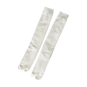 Weiße gerippte Kniestrümpfe im japanischen Tabi-Stil mit minimalistischem Zwei-Zehen-Design