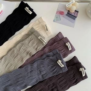 Dettaglio di calze a maglia a coste stile giapponese con etichetta in vari colori